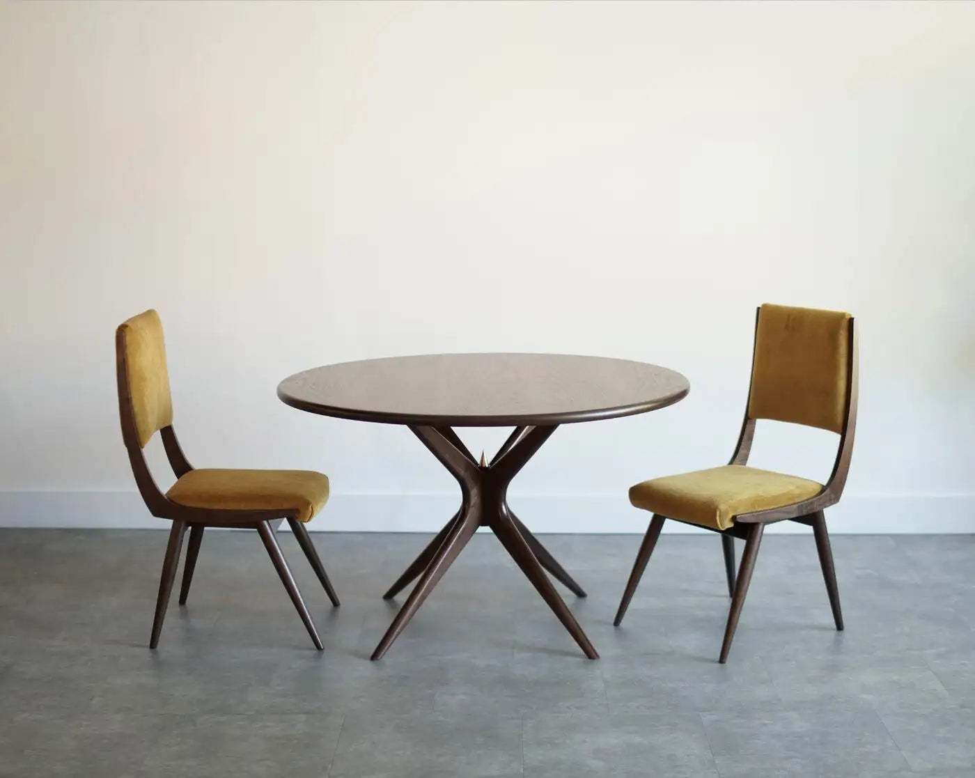 Gazelle Dining Table Series 48 in Special Walnut