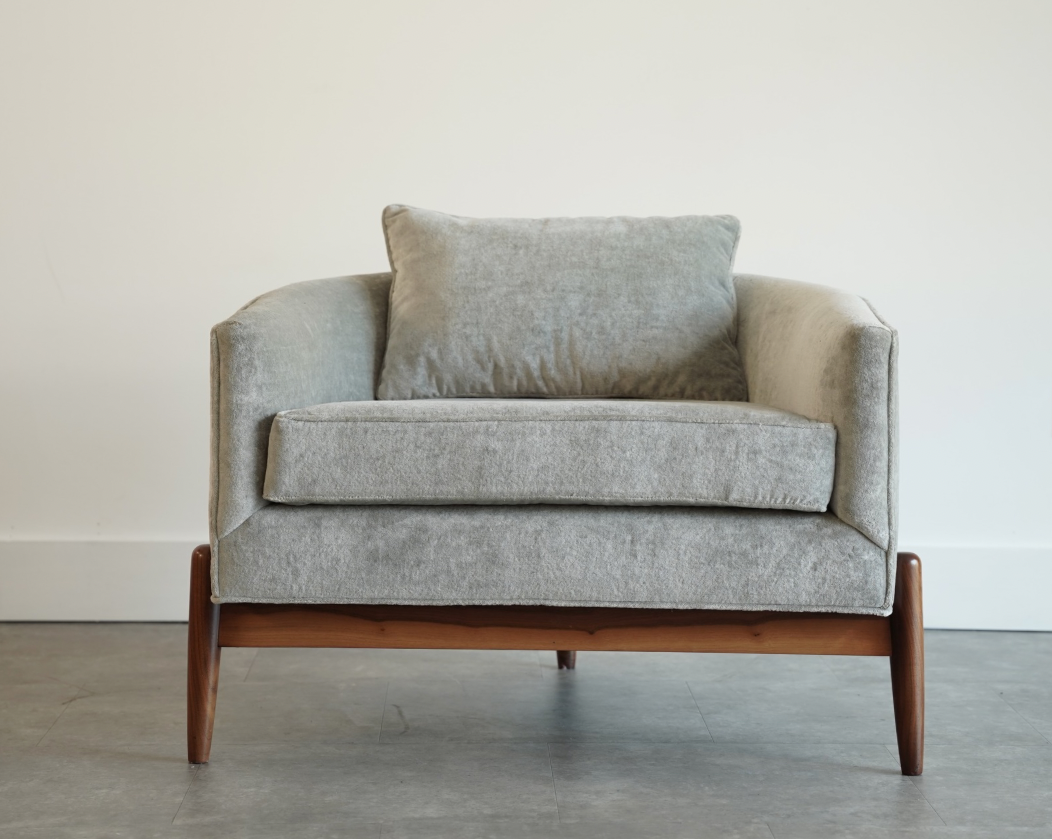 Tripod Barrelback Lounge Chairs in Greige Linen, C. 1950s
